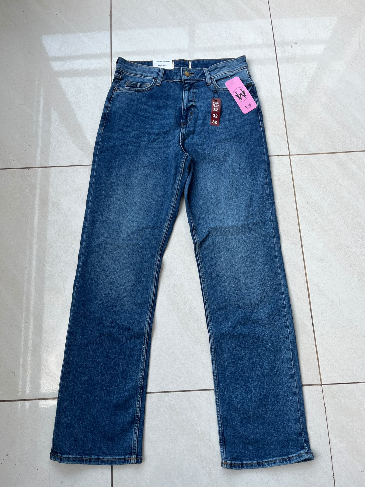 HIGH RISE STRAIGHT LEG JEAN