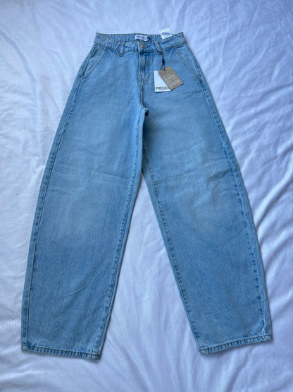 HIGH RISE BALLOON LEG JEAN