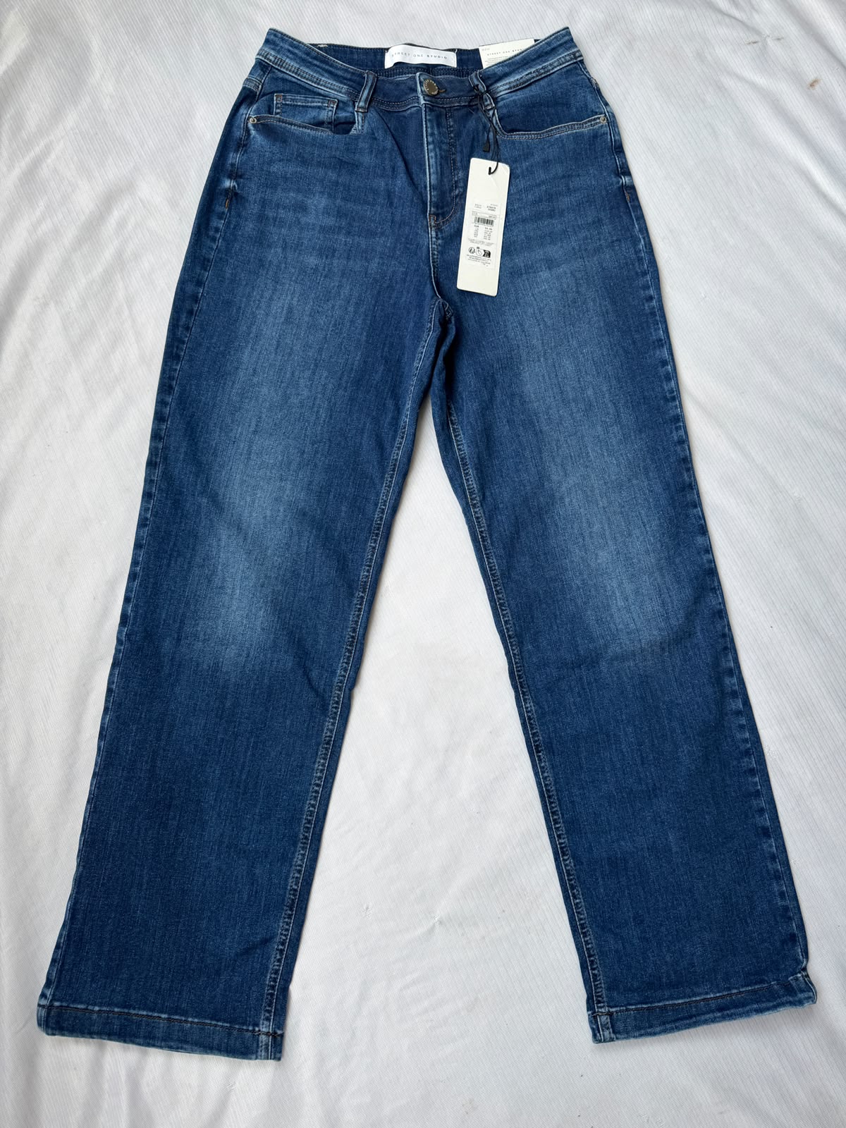 HIGH RISE STRAIGHT LEG JEAN